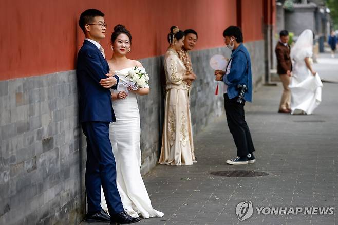 결혼사진 촬영하는 중국 부부들 [EPA=연합뉴스 자료사진]