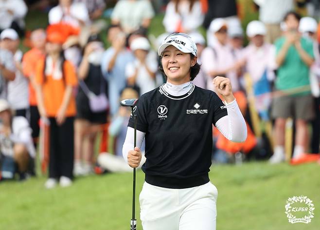 우승 퍼트를 넣고 주먹을 불끈 쥔 박지영. [KLPGA 제공. 재판매 및 DB 금지]