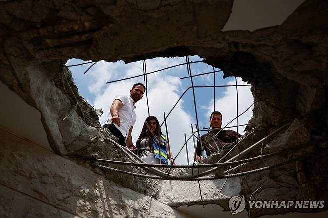 25일 헤즈볼라의 보복 공습에 파괴된 이스라엘 북부 건물 [로이터 연합뉴스 재판매 및 DB 금지]