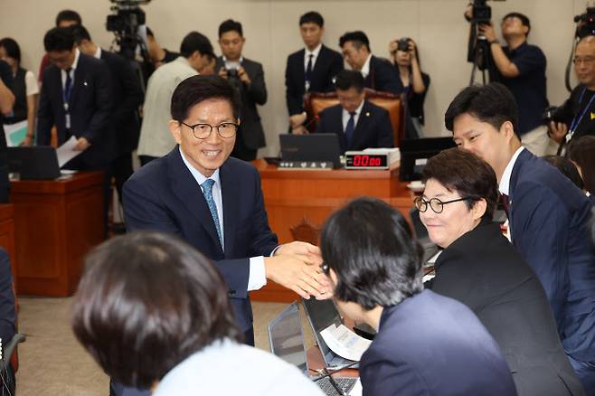 김문수 고용노동부 장관 후보자가 26일 국회에서 열린 인사청문회에 입장하며 국민의힘 임이자 의원 등과 차례로 인사하고 있다.(사진=연합뉴스)