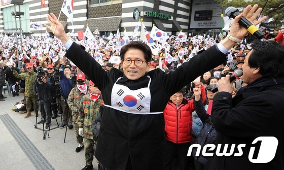 김문수 전 경기도 지사가 8일 오후 대구 중구 동아백화점 쇼핑점 앞에서 박사모 등 보수단체 주최로 열린 박근혜 대통령의 탄핵을 반대하는 집회에 참석해 만세를 외치고 있다.2017.2.8/뉴스1 ⓒ News1 이종현 기자