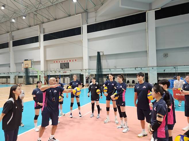 아본단자 흥국생명 감독이 26일 중국 상하이에서 진행된 훈련에서 선수들을 지도하고 있다 (흥국생명 배구단 제공)