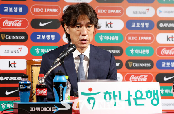 홍명보 축구대표팀 감독이 26일 오전 서울 종로구 축구회관에서 '2026 국제축구연맹(FIFA) 북중미월드컵 아시아지역 3차예선' 1, 2차전에 나설 대표팀 명단을 발표한 후 취재진의 질문에 답변하고 있다. 사진┃뉴시스