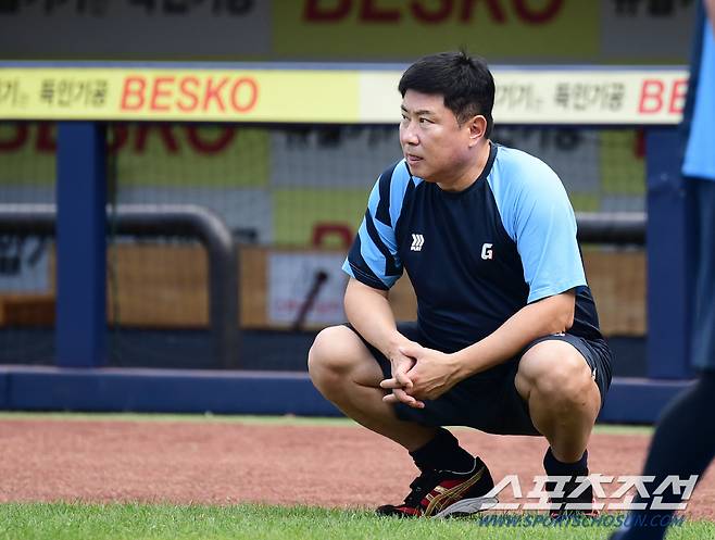 24일 대구 삼성라이온즈파크에서 열리는 삼성과 롯데의 경기. 선수들의 훈련을 지켜보는 롯데 김태형 감독. 대구=송정헌 기자songs@sportschosun.com/2024.08.24/