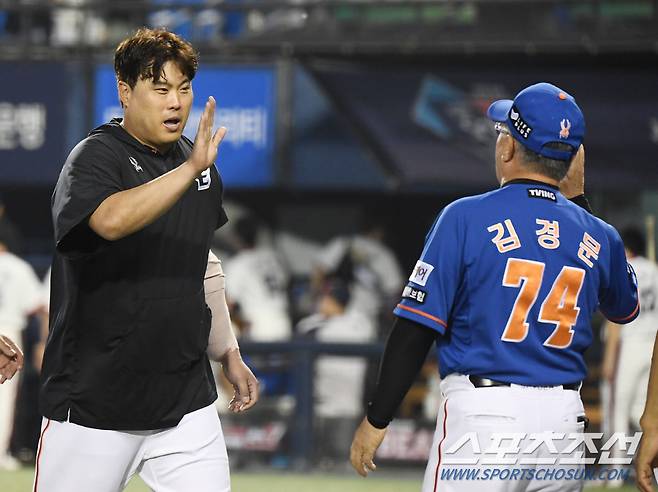 25일 서울 잠실구장에서 열린 한화-두산전. 한화가 3대1로 승리하며 무려 19년 만에 두산과의 3연전을 싹쓸이 했다. 승리투수 류현진이 김경문 감독과 하이파이브하고 있다.