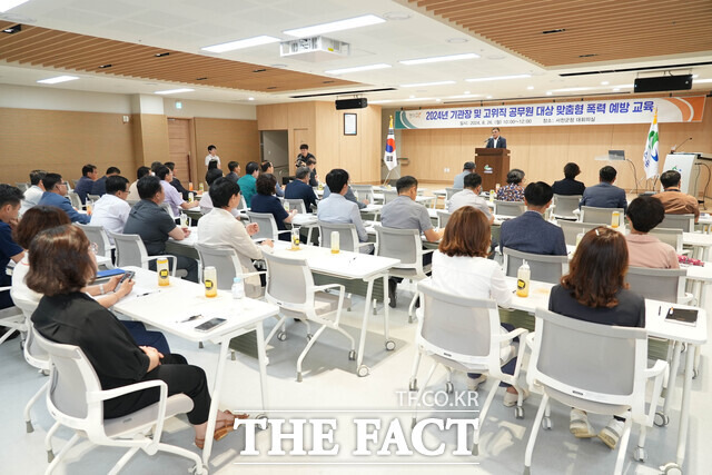 서천군이 건전한 직장 문화 형성을 위해 고위직 공무원과 서천군의회 의원 등을 대상으로 '고위직 대상 맞춤형 폭력 예방 교육'을 실시하고 있다. / 서천군