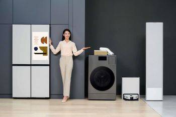 삼성전자 모델이 인공지능(AI) 음성비서 빅스비를 적용한 '비스포크 AI 가전'을 소개하고 있다.[사진제공=삼성전자]