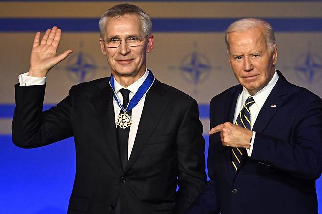 조 바이든(오른쪽) 미국 대통령이 9일 워싱턴DC에서 열린 NATO 창설 75주년 기념식에서 퇴임을 앞둔 옌스 스톨텐베르그 사무총장에게 '대통령 자유 메달'을 수여했다. /EPA 연합뉴스