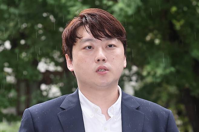 박단 대한전공의협의회(대전협) 비상대책위원장이 참고인 조사를 위해 21일 서울 마포구 서울경찰청 광역수사단으로 출석하며 취재진에 입장을 밝히고 있다. /연합뉴스