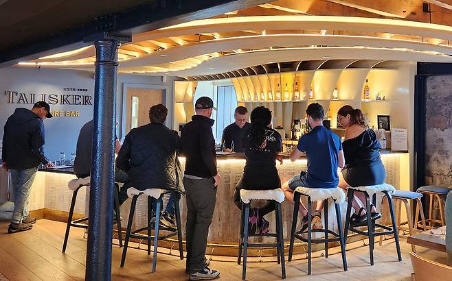 방문자들이 탈리스커 위스키를 시음하고 있다./연선옥 기자