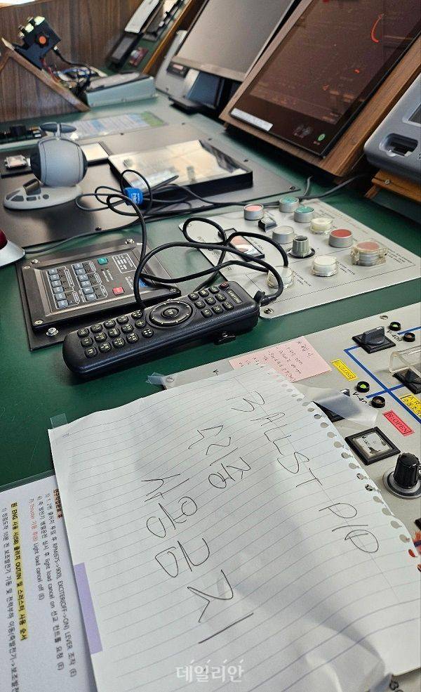 취항 이후 32년째 운항 중인 온누리호는 장비 노후화 등 문제로 먼바다에서의 연구는 사실상 어려운 실정이다. 사진은 지난 13일 경남 거제시 장목항에 정박 중인 온누리호 조타실 내에 장비 일부를 수리 한다는 내용의 안내문이 붙어 있다. ⓒ데일리안 장정욱 기자