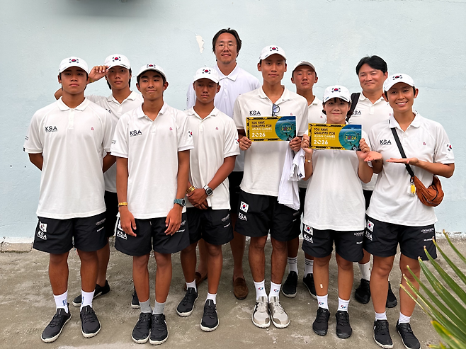 아시아 서핑 챔피언십에서 2026 나고야 아시안게임 출전권을 따낸 한국 서핑 국가대표팀. 왼쪽부터 윤도훈, 목하진, 카노아 희재 팔미아노, 정의종, 서장현 단장, 양진혁, 전서현, 이나라, 송민 감독, 임수정. 대한서핑협회 제공