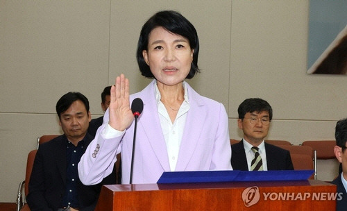 이진숙 방송통신위원장이 14일 오후 국회에서 열린 과학기술정보방송통신위원회의 '불법적 방송문화진흥회 이사 선임 등 방송장악 관련' 2차 청문회에서 선서하고 있다.   [연합뉴스]