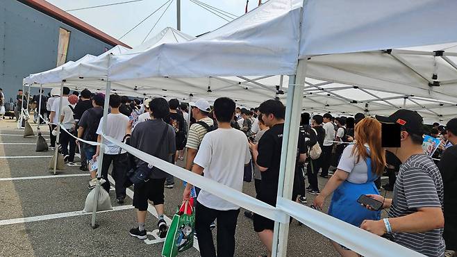 무더운 날씨에도 엄청난 인파가 몰려들었다