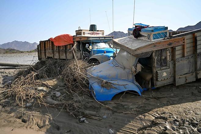 25일 수단 동부 아르바트댐 붕괴 뒤 트럭이 진흙 속에 파묻혀 있다. AFP 연합뉴스