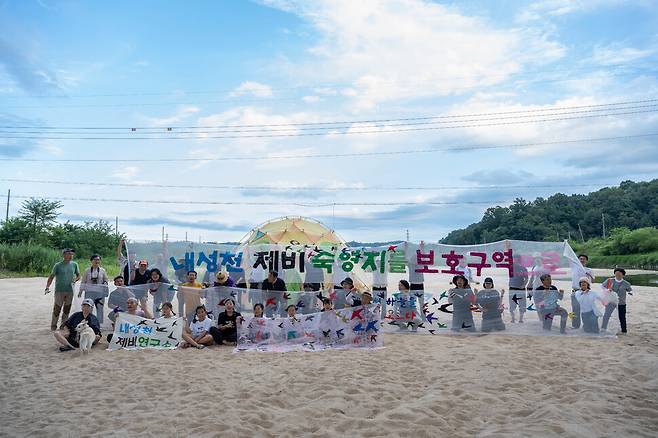 8월17일 영주시 이산면 석포교 아래에서 ‘제7회 내성천 제비 캠프’ 참가자들이 기념사진을 찍고 있다. 김영길 작가