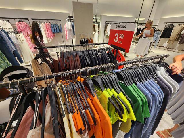 지난달 여름 세일이 한창인 독일 베를린의 한 패스트패션 브랜드 매장. 티셔츠가 3.99유로에 팔리고 있다. 베를린=신은별 특파원