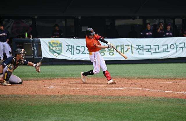 북일고 윤찬이 26일 서울 목동구장에서 열린 제52회 봉황대기 전국고교야구대회 16강 배재고와 경기에서 7회초 무사 주자 없는 상황에서 솔로 홈런을 치고 있다. 박시몬 기자