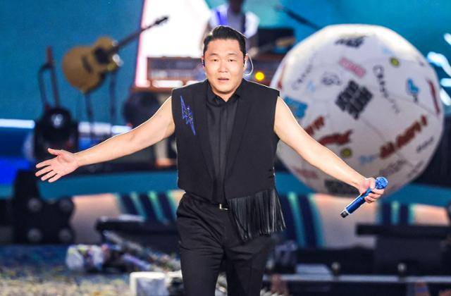 가수 싸이가 17일 인천 서구 인천아시아드주경기장에서 열린 흠뻑쇼에서 공연을 펼치고 있다. 인천=뉴시스