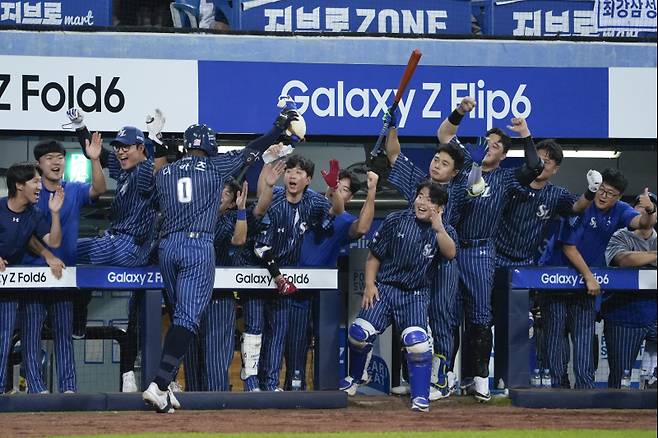 25일 대구 롯데전에서 홈런을 친 후 팀원들의 환영을 받는 디아즈(오른쪽). 삼성 제공