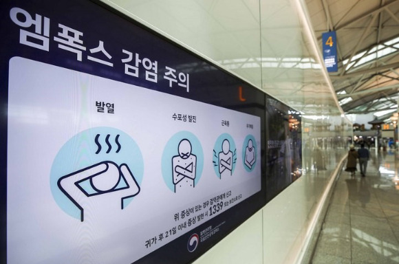 인천국제공항 제1여객터미널 전광판에 엠폭스(MPOX) 감염 주의 안내문이 나오고 있다. [사진=뉴시스]