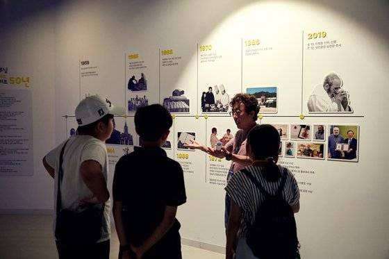 박성근(오른쪽에서 두 번째) 문화관광해설사가 소중 학생기자단에게 임실치즈의 역사에 관해 설명했다.