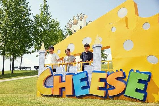 이시온·서지안·이준호(왼쪽부터) 학생기자가 임실치즈테마파크에서 임실치즈의 역사를 살펴보고, 직접 치즈도 만들어 봤다.