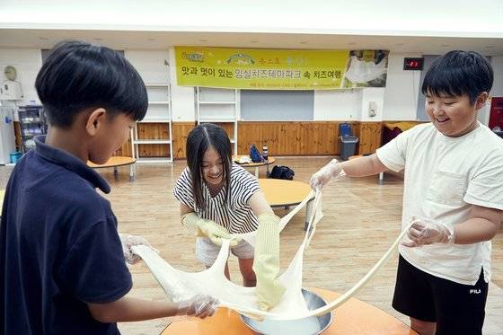 스트링 치즈는 숙성 과정을 거치지 않는 신선 치즈 중 하나로, 모차렐라 치즈를 막대 모양으로 만든 것이라 모차렐라 치즈처럼 쭉쭉 늘어난다. 직접 만든 스트링 치즈를 한계까지 늘려본 소중 학생기자단.