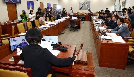 최민희 과학기술정보방송통신위원장이 7일 오전 서울 여의도 국회에서 열린 과학기술정보방송통신위원회 전체회의에서 불법적 방문진 이사 선임 등 방송장악 관련 2차 청문회 실시계획서 등에 대한 가결을 알리며 의사봉을 두드리고 있다. 뉴스1