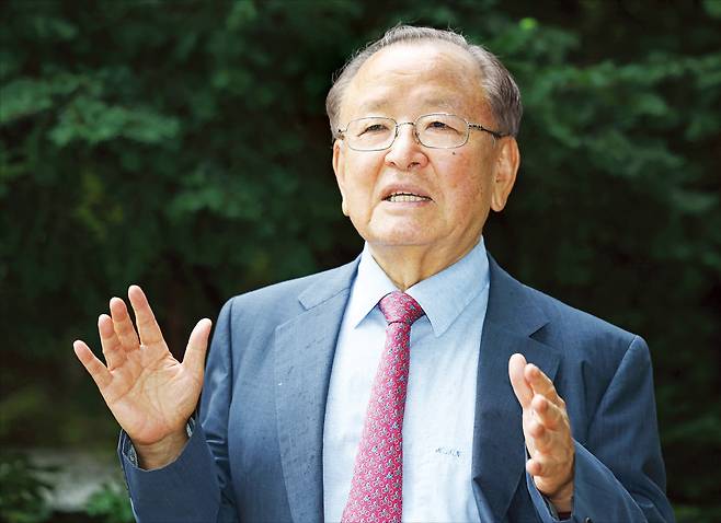 강만수 전 기획재정부 장관은 한국경제신문과의 인터뷰에서 “옛날에는 소수 횡포 때문에 일이 안 됐지만 요즘은 과거에 상상도 못한 다수의 횡포가 심하다”며 “다수결은 관철돼야 하지만 합리적 소수 의견도 존중돼야 한다”고 말했다.   강은구 기자