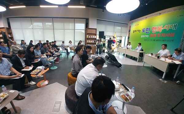 26일 밀양시 내이동 '해천상상루'에서 열린 '찾아가는 현장 도지사실'에서 박완수 도지사,와 안병구 밀양시장이 ​​​​​​​ 밀양시민들이 대화하고 있다. /이일균 기자