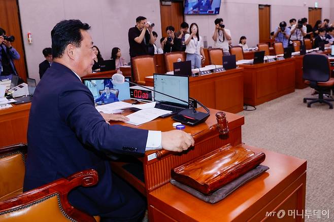 20일 오후 서울 여의도 국회에서 열린 농림축산식품해양수산위원회 제1차 전체회의에서 어기구 위원장이 국민의힘 의원들 불참 속에 개의를 선언하고 있다. 2024.6.20/뉴스1  Copyright (C) 뉴스1. All rights reserved. 무단 전재 및 재배포,  AI학습 이용 금지.