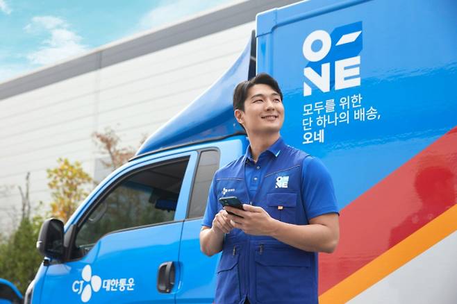 CJ대한통운은 대리점연합회, 전국택배노동조합 등과의 협의를 거쳐 내년 주7일 배송 서비스인 '매일 오네'(O-NE)를 도입한다. 업계는 주7일 배송이 확산되면 수년간 물류에 쏠렸던 경쟁력 지표가 다시금 상품력과 가격으로 옮겨갈 것으로 전망한다. /사진=CJ대한통운