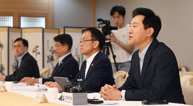 서울시와 국토부가 '서울시-국토부 주택정책협의회'에서 8·8 주택공급 확대방안 후속조치 이행계획과 추가 정책 협력 과제에 대해 논의했다. 사진은 지난 8일 오세훈 서울시장(오른쪽)이 정부서울청사에서 열린 부동산관계장관회의에서 모두발언을 하던 모습. /사진=공동취재단