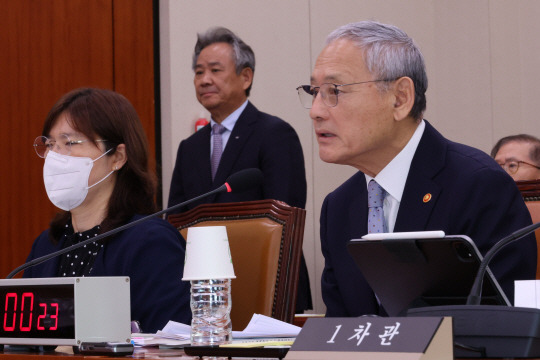 유인촌(오른쪽부터) 문화체육관광부 장관과 장미란 제2차관, 이기흥 대한체육회장이 26일 국회에서 열린 문화체육관광위원회 전체회의에 참석했다. 연합뉴스