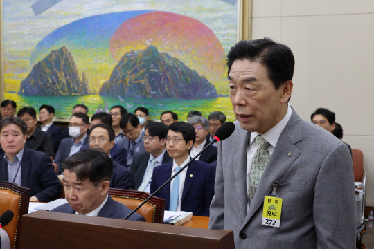 김형석 독립기념관장이 26일 오전 국회에서 열린 정무위원회 전체회의에서 위원 질의에 답하고  있다.  연합뉴스