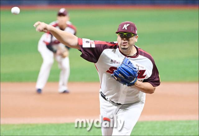 키움 후라도가 25일 오후 서울 고척동 고척스카이돔에서 진행된 '2024 프로야구 KBO리그' 키움 히어로즈와 LG 트윈스의 경기에서 역투하고 있다.고척=송일섭 기자 andlyu@mydaily.co.kr