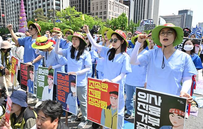 민주노총 주최 2024 세계노동절 대회가 1일 오후 서울 중구 세종대로에서 열린 가운데 보건의료노조 소속 참석자들이 구호를 외치고 있다. 임세준 기자