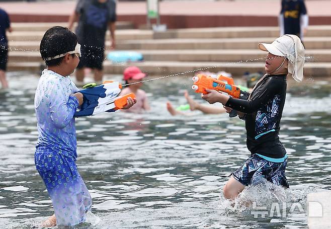 [서울=뉴시스] 김근수 기자 = 월요일인 26일은 전국 대부분 지역에서 최고 체감온도가 35도까지 올라 무더운 가운데 남부지방을 중심으로 비 소식이 있겠다. 사진은 폭염 날씨가 계속되는 전날 서울 영등포구 여의도 한강시민공원 물빛광장에서 어린이들이 더위를 피하기 위해 물놀이를 즐기고 있는 모습. 2024.08.26. ks@newsis.com