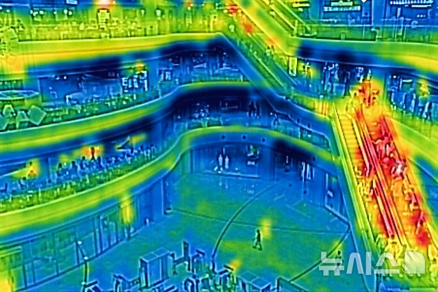 [서울=뉴시스] 김근수 기자 = 폭염 날씨가 계속되는 25일 서울 시내의 한 대형 쇼핑몰이 시민들로 붐비고 있다. 열화상 카메라로 촬영한 사진은 온도가 높을수록 붉은색, 낮을수록 푸른색을 나타낸다. 2024.08.25. ks@newsis.com