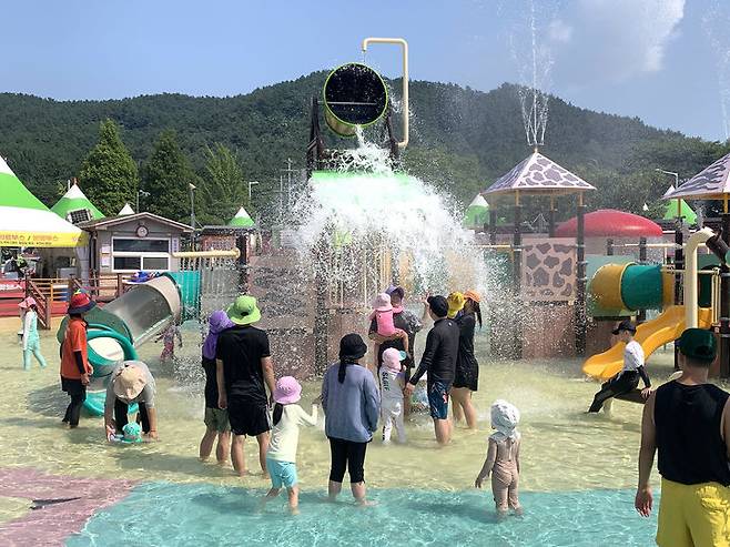 [서산=뉴시스] 지난 4일 서산 성연면에 마련된 야외 물놀이장을 찾은 시민들이 물을 맞으며 무더위를 식히고 있다. (사진=서산시 제공) 2024,08.26. *재판매 및 DB 금지