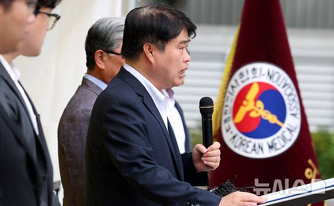 [서울=뉴시스] 추상철 기자 = 임현택 대한의사협회 회장이 26일 오후 서울 용산구 대한의사협회 앞에서 '국민생명을 구하기 위한 대통령·국회 결단 촉구' 단식투쟁 돌입 기자회견을 하고 있다. 2024.08.26. scchoo@newsis.com