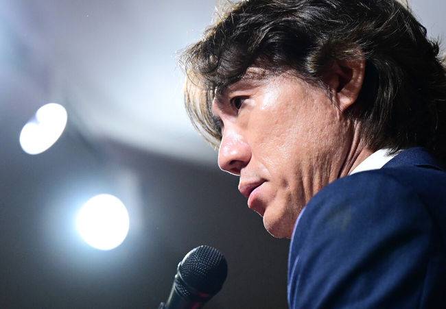 [OSEN=지형준 기자] 홍명보 감독이 이끄는 축구대표팀이 26일 오전 서울 종로구 신문로 축구회관에서 2026 FIFA 북중미 월드컵 3차 예선 명단발표 기자회견이 열렸다.축구대표팀은 오는 9월 5일 서울월드컵경기장에서 팔레스타인을 상대로 예선 1차전을 치른다. 10일 오만에서 원정 2차전을 이어간다.홍명보 감독이 명단을 발표하고  있다. 2024.08.26 / jpnews@osen.co.kr