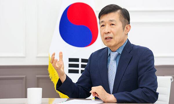 전성수 서울 서초구청장이 지난 13일 구청 집무실에서 진행한 세계일보&nbsp;인터뷰에서&nbsp;“주민들이 일상생활 속의 행복한 변화를 체감하고 더욱 만족할 수 있도록 ‘디테일’에 집중하겠다”고 강조하고 있다. 서초구 제공