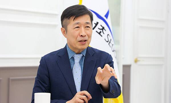 전성수 서울 서초구청장이 지난 13일 구청 집무실에서 진행한 세계일보&nbsp;인터뷰에서&nbsp;“주민들이 일상생활 속의 행복한 변화를 체감하고 더욱 만족할 수 있도록 ‘디테일’에 집중하겠다”고 강조하고 있다. 서초구 제공