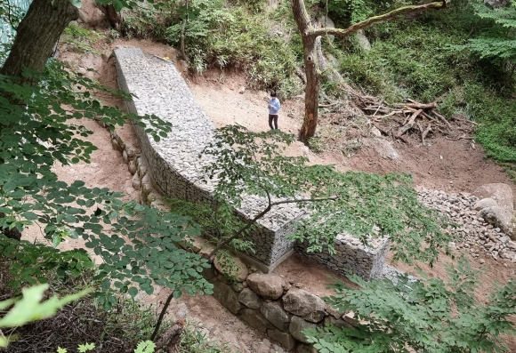 산사태 피해 긴급 정비 - 산사태 피해가 확인된 경북 경주시 석굴암 일대에 돌망태가 설치된 모습. 경주시 제공