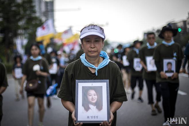 고 엄정정씨의 어머니 이순희씨가 행진 대열의 가장 앞에서 걷고 있다. ⓒ시사IN 신선영