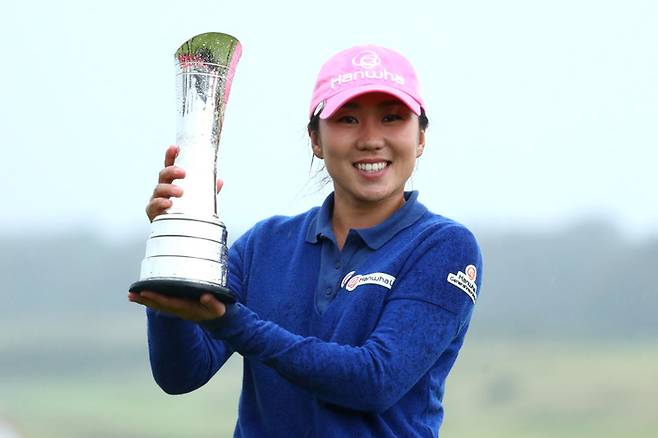 김인경이 LPGA 투어 은퇴를 선언했다. 2007년 영국 스코틀랜드 킹스반스 골프링크스에서 열린 리코 브리티시 여자오픈에서 생애 첫 메이저 우승을 차지한 뒤 트로피를 들고 활짝 웃고 있다. ｜게티이미지