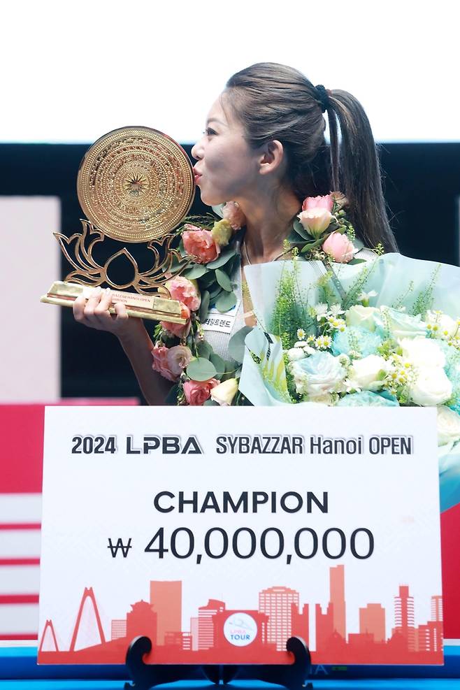 우승 트로피에 입맞춤하는 김가영 [PBA 제공. 재판매 및 DB 금지]