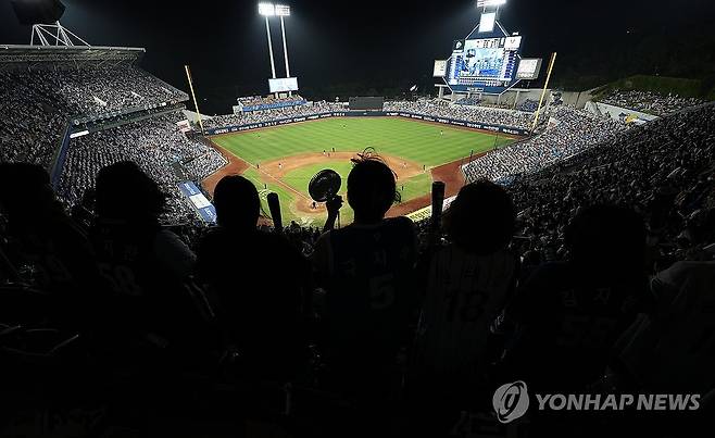 '라팍의 밤은 뜨겁다' (대구=연합뉴스) 윤관식 기자 = 25일 오후 대구 삼성라이온즈파크에서 열린 2024 프로야구 롯데 자이언츠와 삼성 라이온즈의 경기. 시즌 21번째 매진을 달성한 삼성라이온즈 파크에서 야구팬들이 경기를 지켜보고 있다. 2024.8.25 psik@yna.co.kr